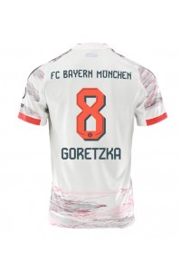 Bayern Munich Leon Goretzka #8 Voetbaltruitje Uit tenue 2025-26 Korte Mouw